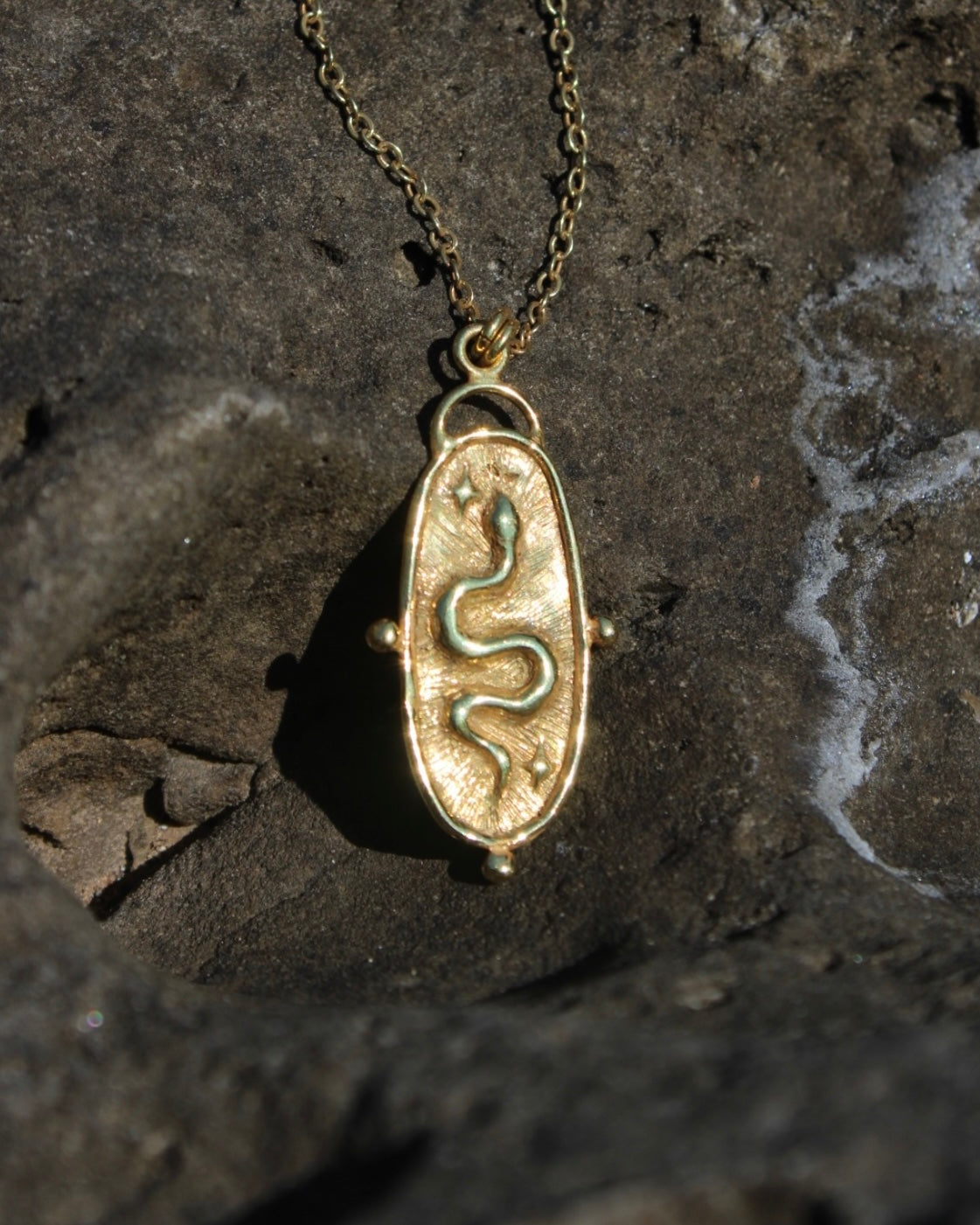 SERPENT Ovális Medál